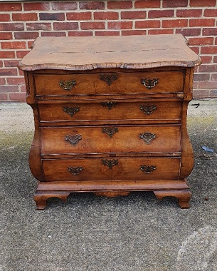 A Dutch 18th Century walnut commode chest: Image 2