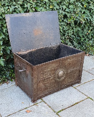 An  Arts & Crafts coal box: Image 2