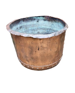 A       large Victorian copper cauldron: Image 2